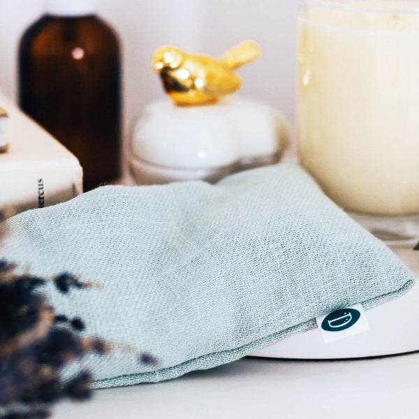 Deerieo Lavender and Flaxseed Eye Pillow in soft linen helps to reduce stress and aid better sleep.