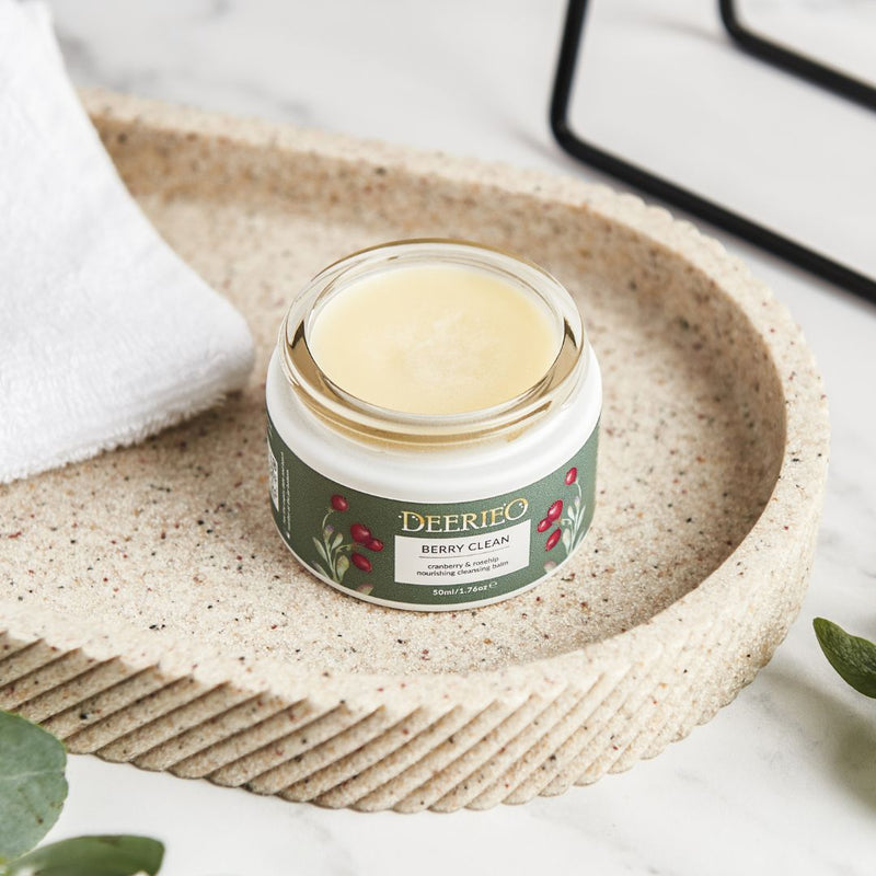 Deerieo Berry Clean balm is a smooth, pastel yellow balm that melts into cushioning oil upon contact with your skin and then turns into moisturising milk in contact with water.