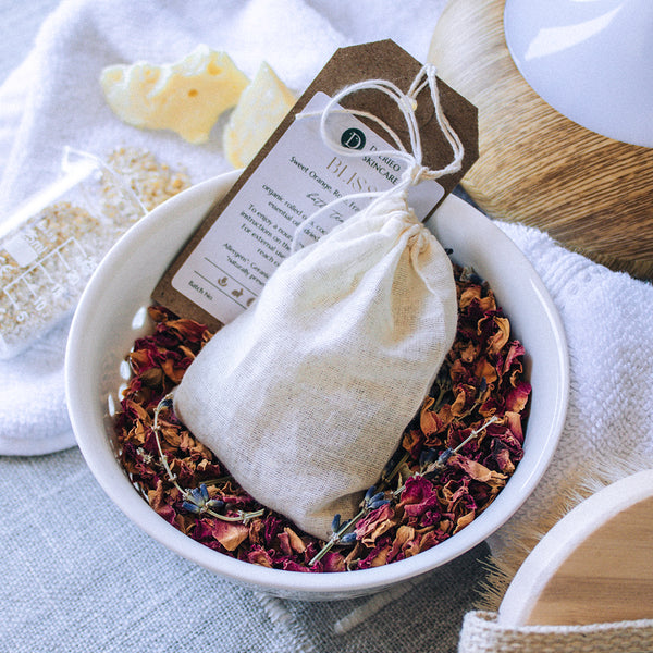 Deerieo Natural Skincare bath tea with organic oats, pure essential oils and dried flowers in organic muslin bag.