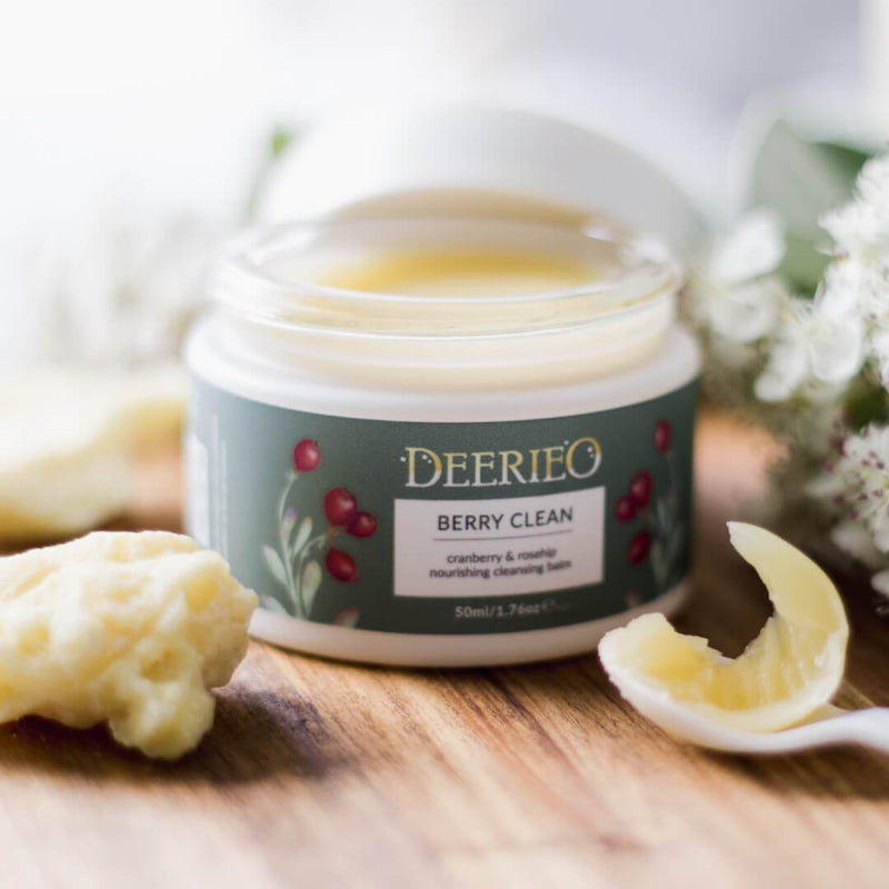 Deerieo Berry Clean balm is a smooth, pastel yellow balm that melts into cushioning oil upon contact with your skin and then turns into moisturising milk in contact with water.